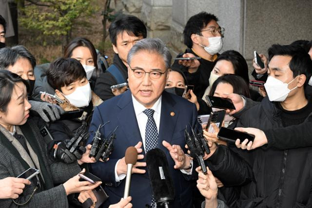 박진 외교부 장관이 지난달 28일 서울 서초구 변호사회관에서 강제징용 피해자 유족들과 면담을 마친 뒤 취재진의 질문에 답하고 있다. 홍인기 기자