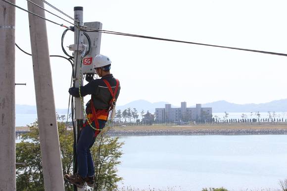 KT 직원이 무안군에 구축한 5G 기지국을 점검하고 있는 모습.  [사진=KT]