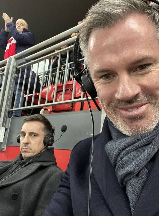 '리버풀 레전드' 캐러거(오른쪽)가 '맨유 레전드' 네빌과 함께 찍은 셀카를 소셜미디어에 올렸다. 사진 캐러거 트위터