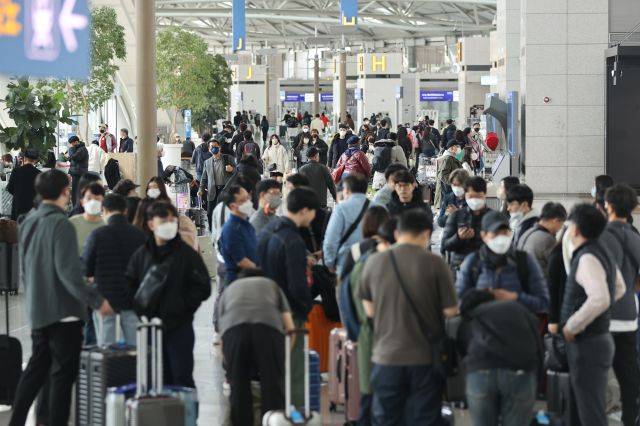 1일 오전 인천국제공항 제1여객터미널 출국장이 승객들로 붐비고 있다. 연합뉴스