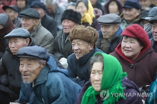 중국 산둥성 한 마을에서 공연을 보는 노인들의 모습.