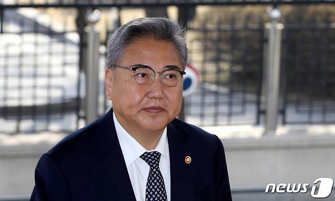 (서울=뉴스1) 박지혜 기자 = 박진 외교부 장관이 6일 오전 서울 종로구 외교부 청사로 출근하고 있다.  박 장관은 이날 우리 정부의 일제 강제징용 피해배상 해법을 공식 발표한다. 2023.3.6/뉴스1  Copyright (C) 뉴스1. All rights reserved. 무단 전재 및 재배포 금지.