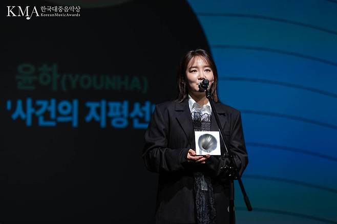 '올해의 노래' 상을 받은 가수 윤하. 한국대중음악상 사무국 제공