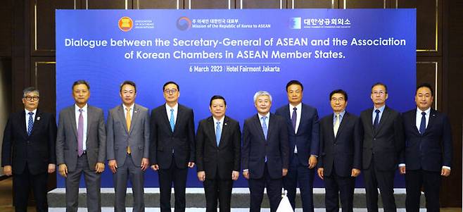 카오 킴 혼 신임 아세안 사무총장(왼쪽 다섯번째)과 참석자들이 기념촬영을 하고 있다. 왼쪽부터 김종민 한·태국 상공회의소 회장, 엄현종 필리핀 한인상공회의소 회장, 최분도 베트남 중남부 한인상공인연합회 회장, 이강현 재인도네시아 한인상공회의소 회장(한인상공인연합회 대표), 카오 킴 혼 사무총장, 권희석 주아세안대표부 대사, 이용만 한·캄보디아 상공회의소 회장, 박정환 재미얀마 한인상공회의소 회장, 황주섭 싱가포르 한국상공회의소 수석부회장, 홍선 주베트남 한국상공인연합회 회장.