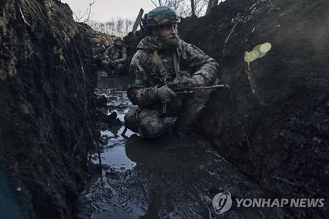 바흐무트 전선 참호 속에서 러시아 포격 피하는 우크라 병사들 [AP=연합뉴스]