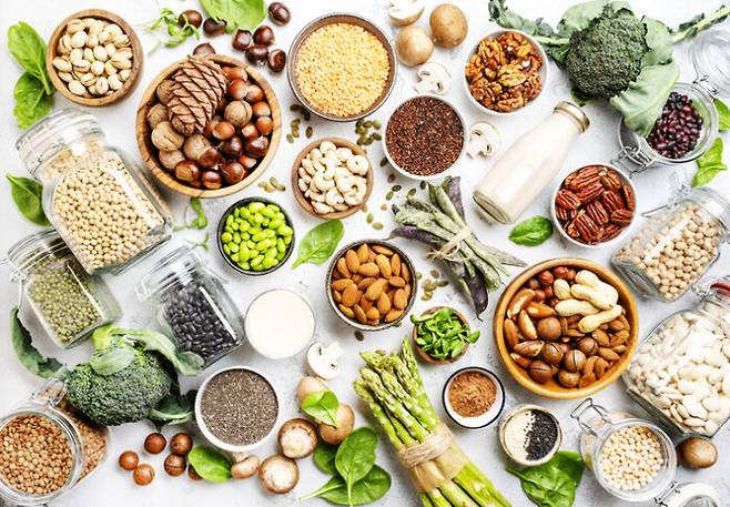 식물성 단백질이 풍부한 식품 가운데 콩, 렌틸 콩, 병아리 콩 등은 값도 싼 편이고 영양도 풍부해 일석이조의 기쁨을 누릴 수 있다. [사진=게티이미지뱅크]