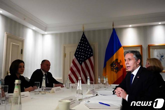 토니 블링컨 미국 국무장관이 18일(현지시간) 독일 뮌헨 안보회의(MSC) 중 마이아 산두 몰도바 대통령과 회담을 하고 있다. ⓒ AFP=뉴스1 ⓒ News1 우동명 기자
