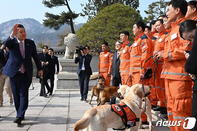 윤석열 대통령이 7일 오후 청와대 영빈관에서 열린 튀르키예 지진 대응 대한민국 해외긴급구호대 격려 오찬에서 구호대원들에게 인사하고 있다. (대통령실 제공) 2023.3.7/뉴스1 ⓒ News1 오대일 기자