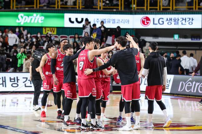 창원 LG 선수들이 지난 4일 창원실내체육관에서 열린 수원 KT와 경기에서 승리한 후 하이파이브를 하고 있다. 제공 | KBL