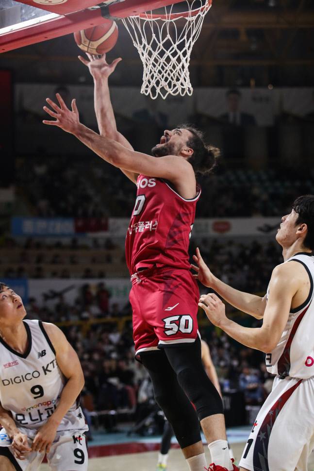 창원 LG 아셈 마레이(가운데)가 4일 창원실내체육관에서 열린 수원 KT와 경기에서 골밑슛을 넣고 있다. 제공 | KBL