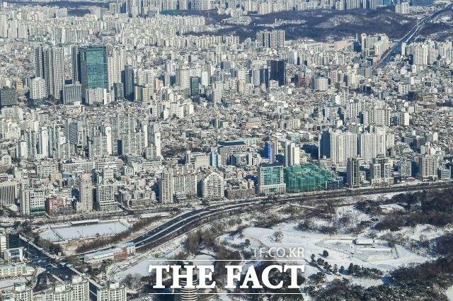 이달부터 완화된 주택담보대출 규제가 적용되고 있지만 매수세는 크게 회복되지 않는 분위기다. 송파구 롯데월드타워에서 내려다본 서울 아파트 모습. /이동률 기자