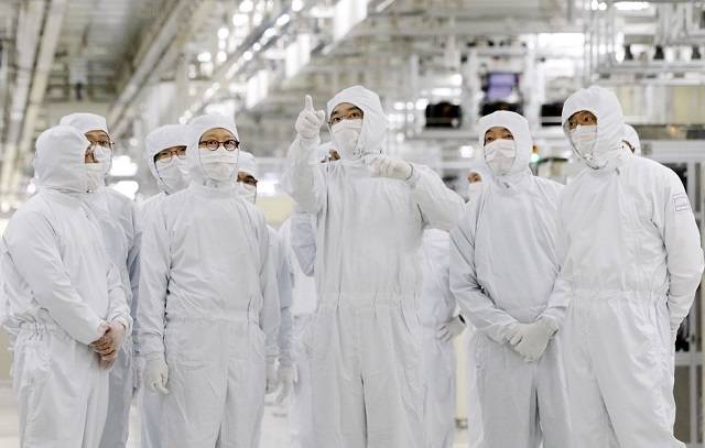 이재용 삼성전자 회장이 지난달 HBM과 급속 충전용 칩에 활용되는 WLP 등 첨단 패키지 기술이 적용된 천안캠퍼스 반도체 생산라인을 살펴보는 모습. /삼성전자