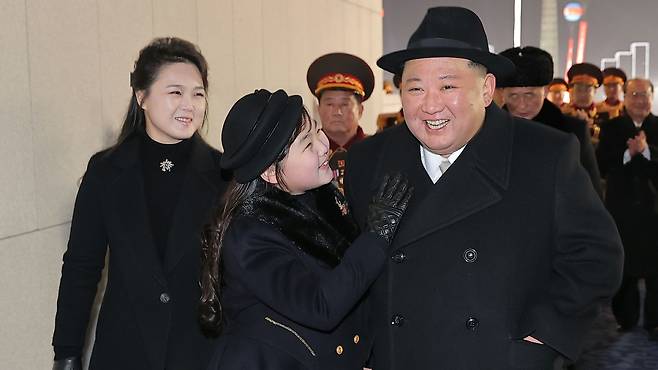 북한이 조선인민군 창건일(건군절) 75주년인 2월8일 평양 김일성광장에서 열병식을 개최했다. 김정은 노동당 총비서가 열병식이 끝난 뒤 딸 김주애와 주석단에서 내려오고 있다./ 노동신문 뉴스1