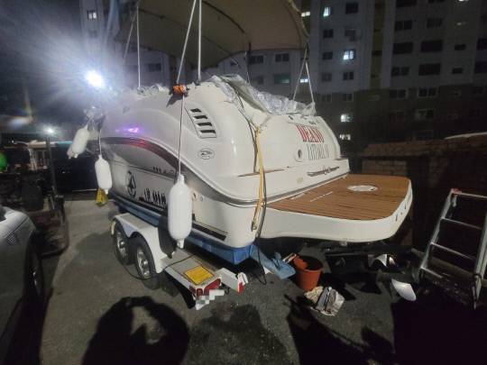 대전 서구 도마동 아파트 통행로 앞에 요트가 주차돼 있다. 사진=독자 제공