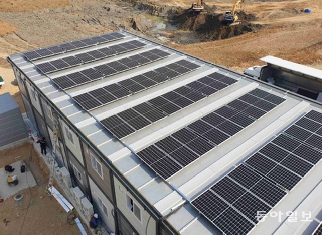 한 사업장 옥상에 소규모 태양광 발전 설비가 설치돼 있다. 동아일보DB