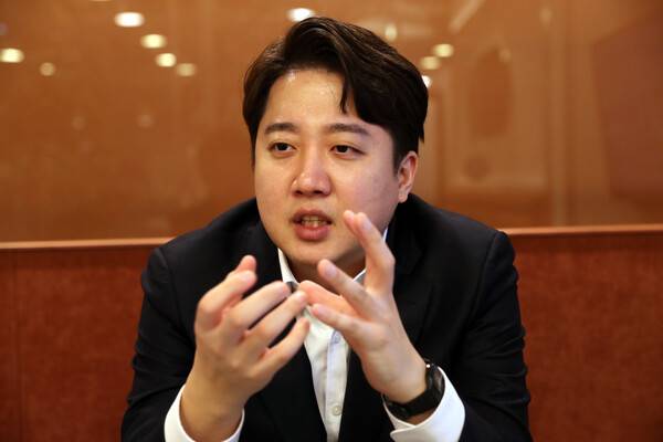 이준석 국민의힘 전 대표가 3일 서울 여의도 사무실에서 <한겨레>와 인터뷰하고 있다. 강창광 선임기자 chang@hani.co.kr