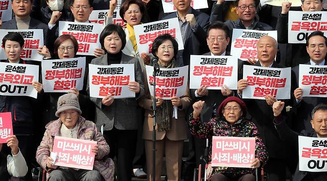 ‘강제동원 정부 해법 강행 규탄 및 일본의 사죄배상 촉구 긴급 시국선언’이 7일 오후 국회 본청 앞에서 열려 일제강점기 강제동원 피해자인 김성주·양금덕 할머니(앞줄 왼쪽부터)와 이재명 더불어민주당 대표(둘째 줄 오른쪽 셋째), 이정미 정의당 대표(둘째 줄 왼쪽 셋째) 등 참석자들이 정부 해법 철회와 일본 기업의 사죄 등을 촉구하고 있다. 김경호 선임기자