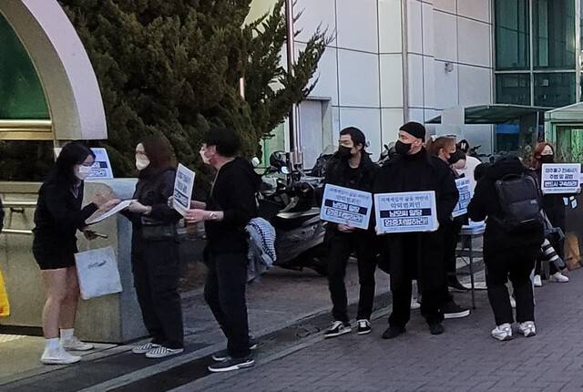 2023년 3월6일 오후 인천 미추홀구 주안역 남광장 택시 승강장 앞 광장에서 인천 미추홀구 깡통전세 피해시민대책위원회가 고인이 된 피해자ㄱ씨를 추모하는 행사를 열었다. 피해자들이 인천 시민들에게 탄원서 서명을 받고 있다.&nbsp;