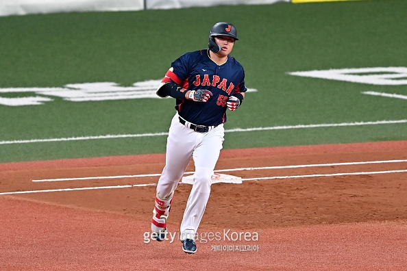 7일 일본 대표팀 평가전에서 무라카미가 연습경기 첫 홈런을 쏘아 올렸다. 게티 이미지