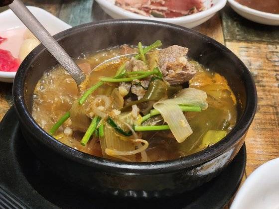 대구 수성구 한 흑염소 요리 전문점에서 판매하고 있는 염소탕. 김정석 기자