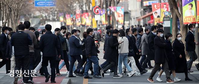 더 바빠질…직장인들의 발걸음 정부의 ‘근로시간제도 개편 방안’ 발표 이튿날인 6일 직장인들이 서울 중구의 한 횡단보도를 건너고 있다. 권도현 기자