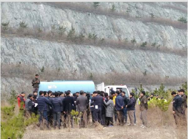 지난 2017년 5월 삼계 나전지구 현장에서 김해양산환경운동연합이 토양오염과 관련된 기자회견을 갖고 있다. 김해양산환경운동연합 제공