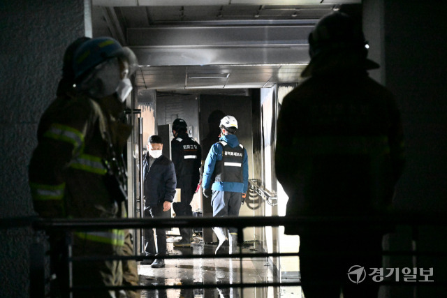 6일 오후 수원특례시 팔달구 화서동 한 아파트에서 불이 나 주민 1명이 숨지고 1명이 심정지 상태로 병원으로 이송, 다수의 경상자가 발생했다. 사진은  7일 새벽 화재현장 모습. 조주현기자