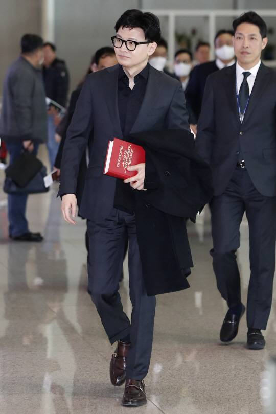 한동훈 법무부 장관이 7일 인천국제공항에서 출입국·이민 정책 관련 유럽 출장을 가고 있다. 뉴시스