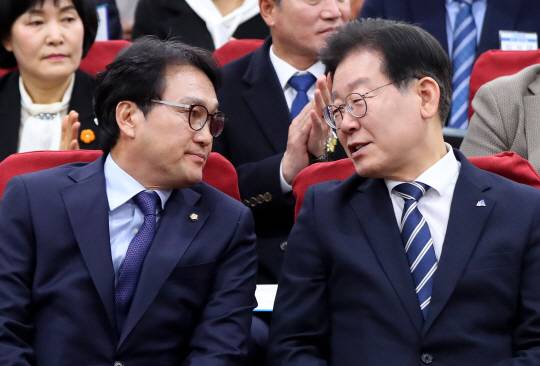 이재명 더불어민주당 대표가 2월 23일 오후 서울 여의도 국회에서 열린 ‘전국정당위원회 발대식 및 2기 협력의원단 출범식’에서 안민석 더불어민주당 의원과 대화하고 있다. 뉴시스