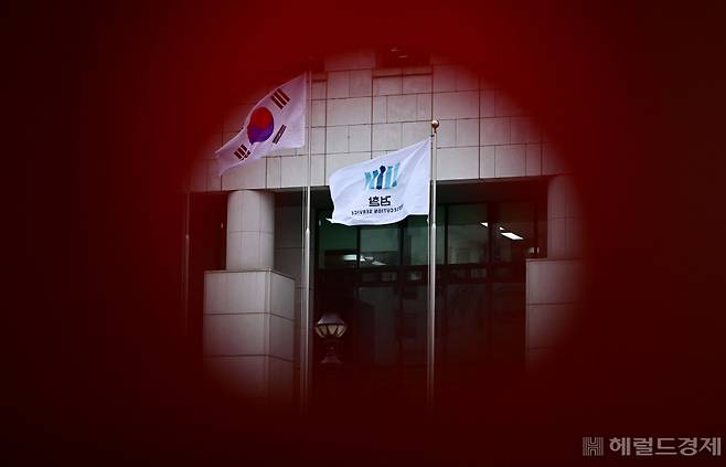 서울 서초구 대검찰청 앞 태극기와 검찰 깃발. 박해묵 기자.