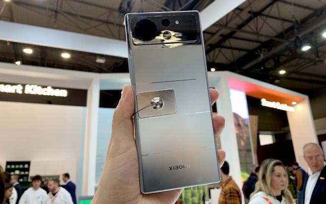 MWC 2023 샤오미 부스에 전시된 폴더블폰 ‘미믹스 폴드2’ [사진=박로명 기자]