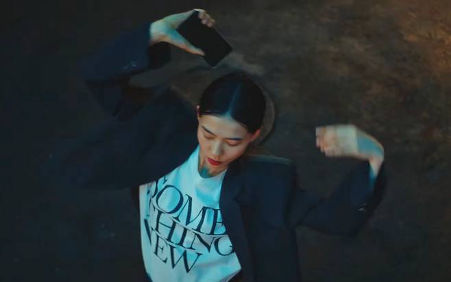 삼성전자가 최근 선보인 ‘삼성페이’ 신규 TV 광고의 한 장면. [유튜브 ‘삼성전자’ 캡처]