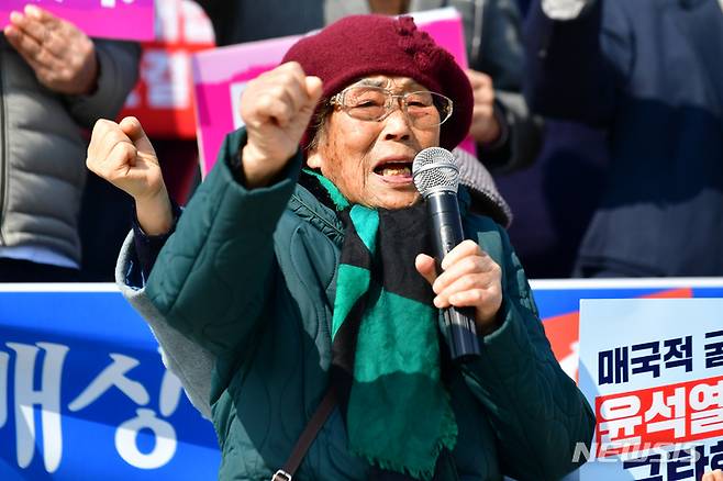 [광주=뉴시스] 이영주 기자 = 일제 강제동원 피해자인 양금덕(93) 할머니가 6일 광주 동구 5·18민주광장에서 열린 (사)일제강제동원시민모임·광주전남역사정의평화행동의 기자회견에 참여해 정부가 내놓은 일제강제징용 피해배상 관련 해법인 '제3자 대위 변제안'을 비판하고 있다. 2023.03.06. leeyj2578@newsis.com