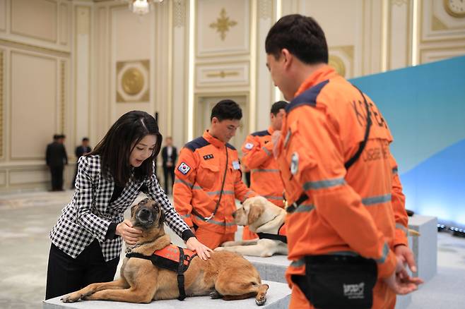 [서울=뉴시스] 윤석열 대통령 부인 김건희 여사가 7일 청와대 영빈관에서 열린 튀르키예 지진 파견 구조견 격려 행사에서 119구조견을 만지고 있다. (사진=대통령실 제공) 2023.03.07. photo@newsis.com *재판매 및 DB 금지