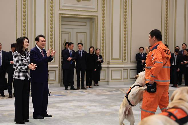 [서울=뉴시스] 윤석열 대통령과 부인 김건희 여사가 7일 청와대 영빈관에서 열린 튀르키예 지진 파견 구조견 격려 행사에서 119구조견들의 시연을 참관하고 있다. (사진=대통령실 제공) 2023.03.07. photo@newsis.com *재판매 및 DB 금지