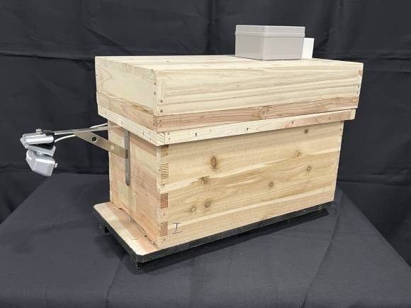 꿀벌용 화분매개용 스마트벌통 - 꿀벌용 화분매개용 스마트벌통. 주로 딸기 수분에 쓰이며 기존 벌통 대비 수명이 68일 길어지고 딸기의 상품과율이 6% 향상된다고 농촌진흥청은 7일 설명했다. 농진청 제공