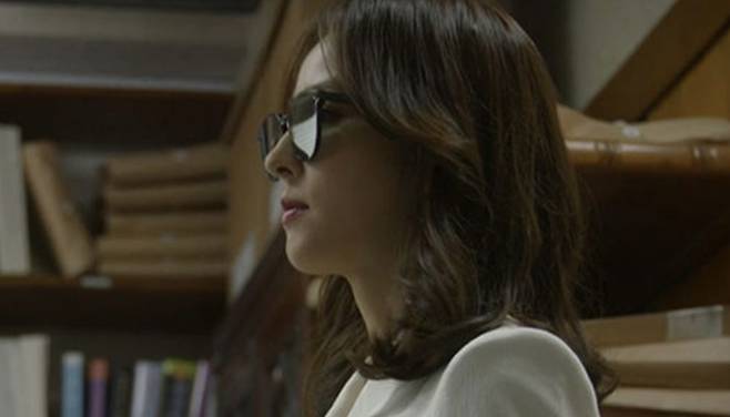 Han Hye-jin has returned to the small screen for the first time in a long time through JTBCs new weekend drama  ⁇ Divorce Attorney Shin ⁇  (playwright Yoo Young-ah, director Lee Jae-hoon).Above all, I challenged a new face that was completely different from the previous one, but only a dark question mark remained in my mind.Lee Seo-jin, who is in charge of the film, is a person who has collapsed inside, unlike his gorgeous appearance. There are many stories, and reality is the worst.It is a character that requires delicate expressiveness and deep intuition as it is a person who has to show the process of growth starting with complex narrative, emotion, and controversial stimulating episode.Seojin s move was unconventional from the first episode. In the bondage of Husband, her self - esteem as a woman has bottomed out, and she commits an affair with the interest of a young man who is shyly blushing as a fan.However, the adulterous man illegally shoots and leaks sex images with Seojin, and Seojin becomes the protagonist of scandalous accusations and glaring scandals, which leads to divorce notification from Husband.Trying to hide his anxiety and fear, Seo-jin catches his spirit to protect his sons custom and finds Charles V, Holy Roman Emperor (Jo Seung-woo), a lawyer specializing in divorce.I have sinned, but I think that I am trying to express something that confronts the reality by grabbing the spirit forcibly to protect my son with hot maternal love in the past, and (no matter how strange Husband is) Han Hye-jins Acting is embarrassing.The tone is intentional, the eyes are wide open, there is no liveliness, and the complex inner of the person is not delicately expressed.The sudden temperature difference also does not go over naturally, so it takes more than one or two places. It is strange and shameless rather than bold and bold.Donum reveals Husbands evil deeds (showing his young son a video of his mothers sexual relationship), and Seo-jin eventually wins the divorce trial and keeps his sons custody.Angered, Seo-jin slaps Husbands cheek one after another and apologizes to his son on his knees, not being trapped in pain, but standing up proudly.Charles V, Holy Roman Emperor One more joke, and I can afford to laugh lightly.There is no possibility, no sympathetic character, so I do not feel any emotion in their victory.The uncomfortable episode that just opened the door and the awkward Han Hye-jins Acting, Jo Seung-woos hard kerry, which only shouts the Tess-type ~  ⁇ , makes a dissonance.The feast of the characters of the Ganggang River without the control of the intensity,The expected combination, Han Hye-jins return and transformation, but the first impression is not good. The hole feels bigger than the absolute amount. While I applaud the beauty while it does not change, Acting seems to need a career-appropriate change.