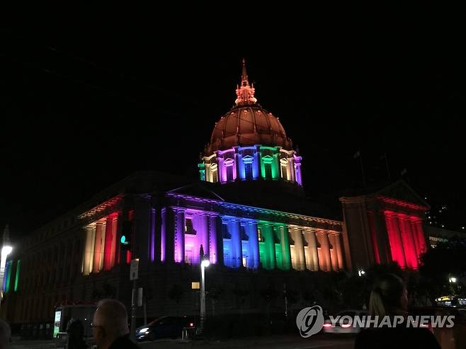 '동성애자 권리 지지' 무지개빛 조명 켠 샌프란시스코 시청 (샌프란시스코=연합뉴스) 임화섭 특파원 = 미국 대법원이 동성 결혼 허용을 미국 전역으로 확대하는 역사적 판결을 선고하기 전날인 25일(현지시간) 늦은 밤에 동성애자 인권 운동의 중심지인 미국 샌프란시스코의 시 청사가 이를 상징하는 무지개빛 조명으로 빛나고 있다. 2015.6.26 solatido@yna.co.kr