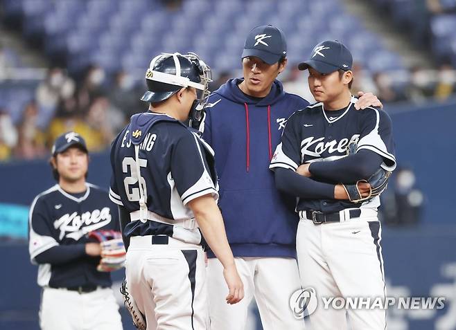 무너진 구창모 (오사카=연합뉴스) 신준희 기자 = 7일 오사카돔에서 열린 WBC 한국 대표팀과 일본 한신 타이거스의 연습경기.
    3회말 교체 투입된 한국 구창모가 어두운 표정을 짓고 있다. 2023.3.7 hama@yna.co.kr