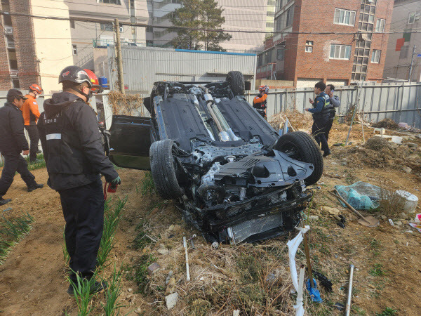 8일 오후 부산 남구에 있는 한 아파트 주차장에서 A(50대)씨가 몰던 SUV 차량이 보행자 B(30대)씨를 친 뒤 난간을 뚫고 12m 아래 공터로 추락했다 (사진=부산소방재난본부)