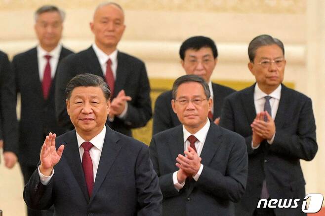 시진핑 중국 국가주석이 23일 (현지시간) 베이징 인민대회당에서 열린 신임 상무위 기자회견장에 리창, 자오러지, 왕후닝, 차이치, 딩쉐샹, 리시 등 새 최고 지도부와 함께 입장을 하고 있다. ⓒ AFP=뉴스1 ⓒ News1 우동명 기자