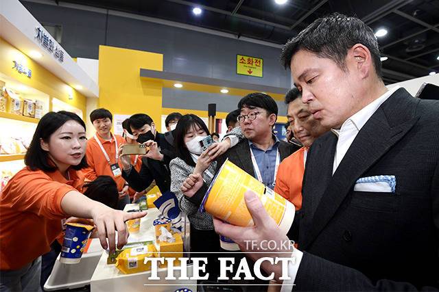 이마트24 차별화 상품 코너에 도착