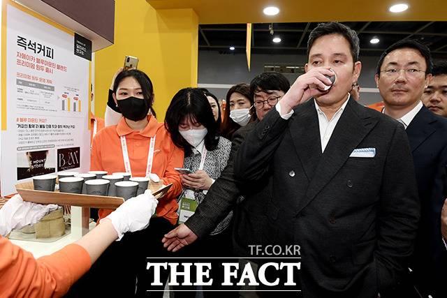 자메이카 블루마운틴 블렌드 프리미엄 원두를 사용한 즉석커피도 시음하고.