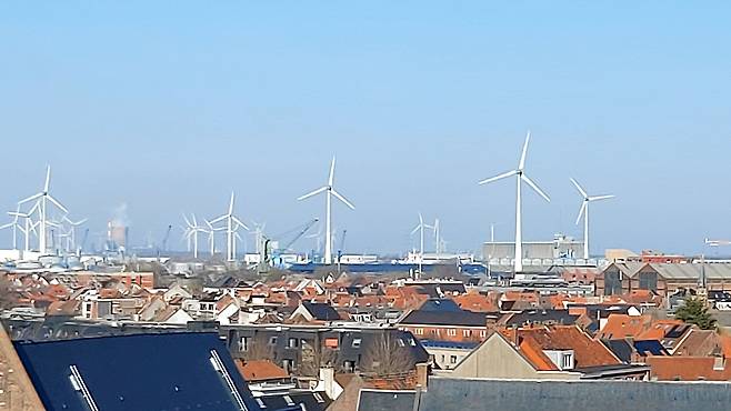 지난 1일(현지시각) 벨기에 북부 헨트(Gent)의 풍력발전 단지 모습. /권오은 기자