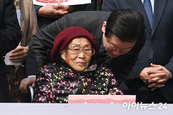 이재명 더불어민주당 대표가 지난 7일 국회 본청 앞 계단에서 열린 '강제동원 정부해법 강행규탄 긴급 시국선언'에서 강제동원 피해 생존자 양금덕 할머니와 대화하고 있다. [사진=김성진 기자]