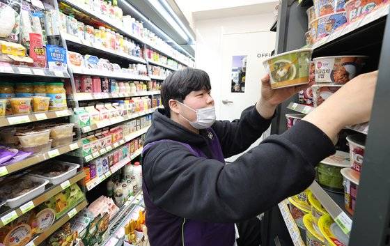 송유석(27) cu중화역점주가 7일 자신의 점포에서 물건을 정리하고 있다. 강정현 기자 / 230307
