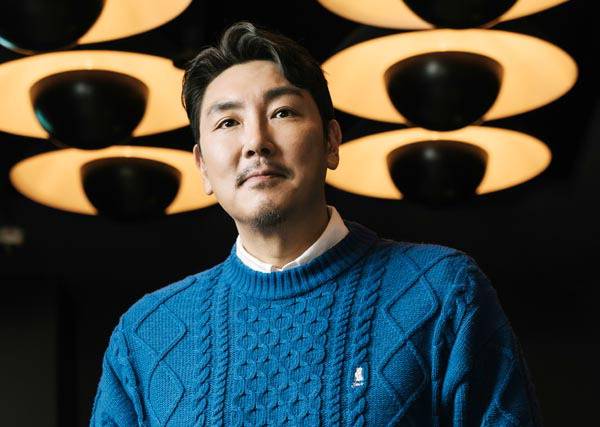 영화 ‘대외비’에서 밑바닥 정치 인생을 끝내고 싶은 만년 국회의원 후보 해웅 역을 맡은 조진웅. 바른 정치의 길을 가려는 모습에서 권력을 향해 돌진하는 해웅까지 극과 극을 오가는 감정선을 폭넓게 표현했다.  플러스엠엔터테인먼트 제공