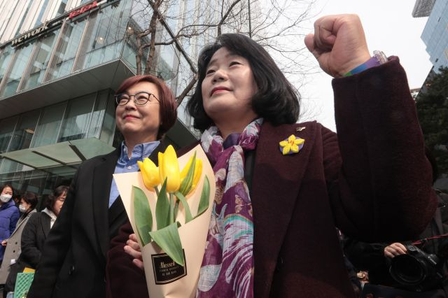 윤미향 무소속 의원이 8일 서울 종로구 옛 일본대사관 터 인근에서 열린 일본군 성노예제 해결을 위한 제1586차 수요시위에 참석해 이나영 정의기억연대 이사장과 사진을 촬영하고 있다. 연합뉴스