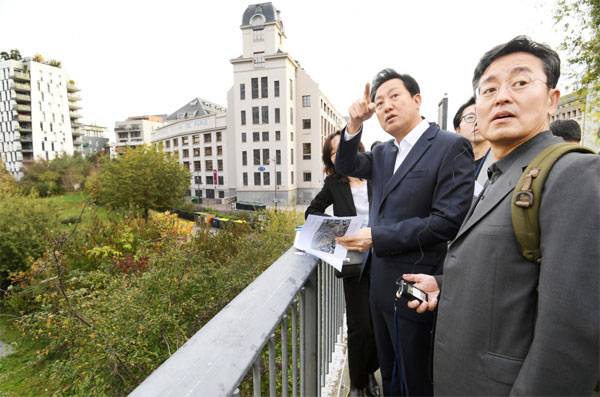 오세훈 서울시장이 23일(현지시간) 프랑스 파리의 고밀 복합개발 지역인 리브고슈 일대를 둘러보고 있다. [사진 제공 = 서울시]
