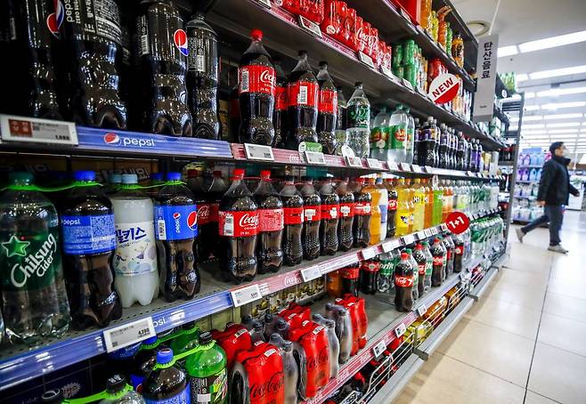 서울 시내 대형 마트에 콜라 등 각종 탄산음료가 진열돼 있다. /사진제공=뉴시스